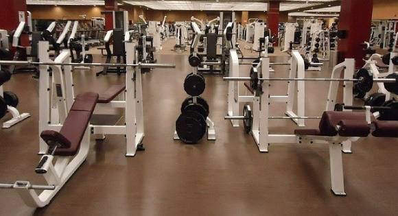 Träningsmaskiner i ett gym
