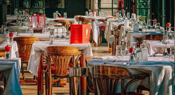 Dukade bord i en restaurang
